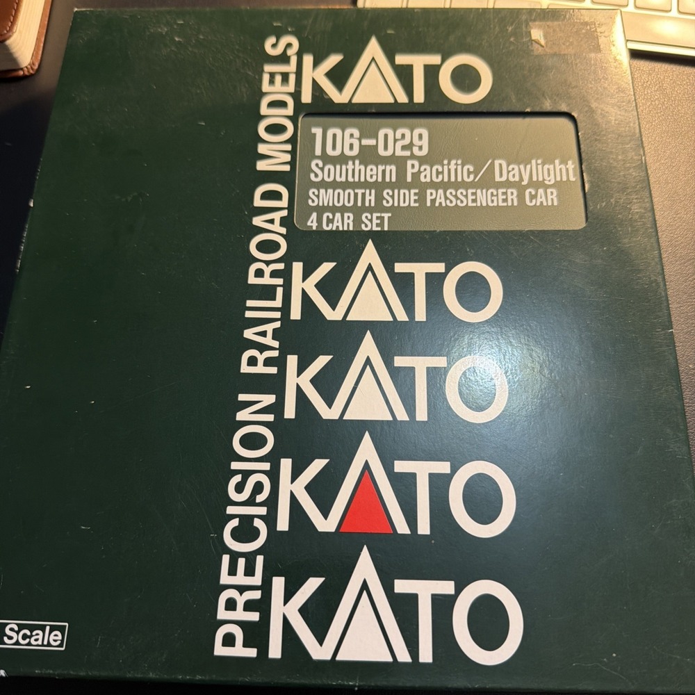 Kato 106-029 N Scale Southern Pacific Daylight Smooth Side 4-Car Passenger Set